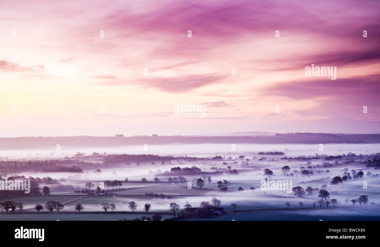 L'automne brumeux sunrise de Knapp Hill sur la vallée de Pewsey dans le Wiltshire, England, UK Banque D'Images