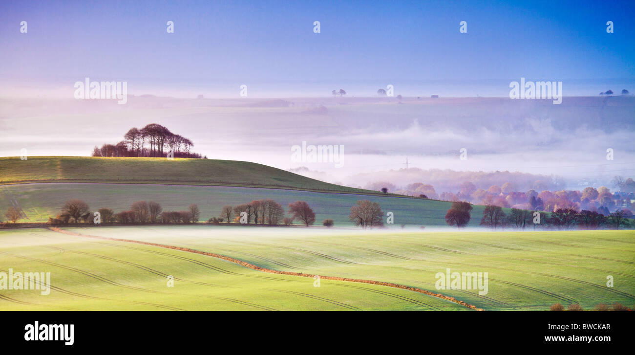 L'automne brumeux sunrise de Knapp Hill vers Woodborough Hill et la vallée de Pewsey dans le Wiltshire, England, UK Banque D'Images