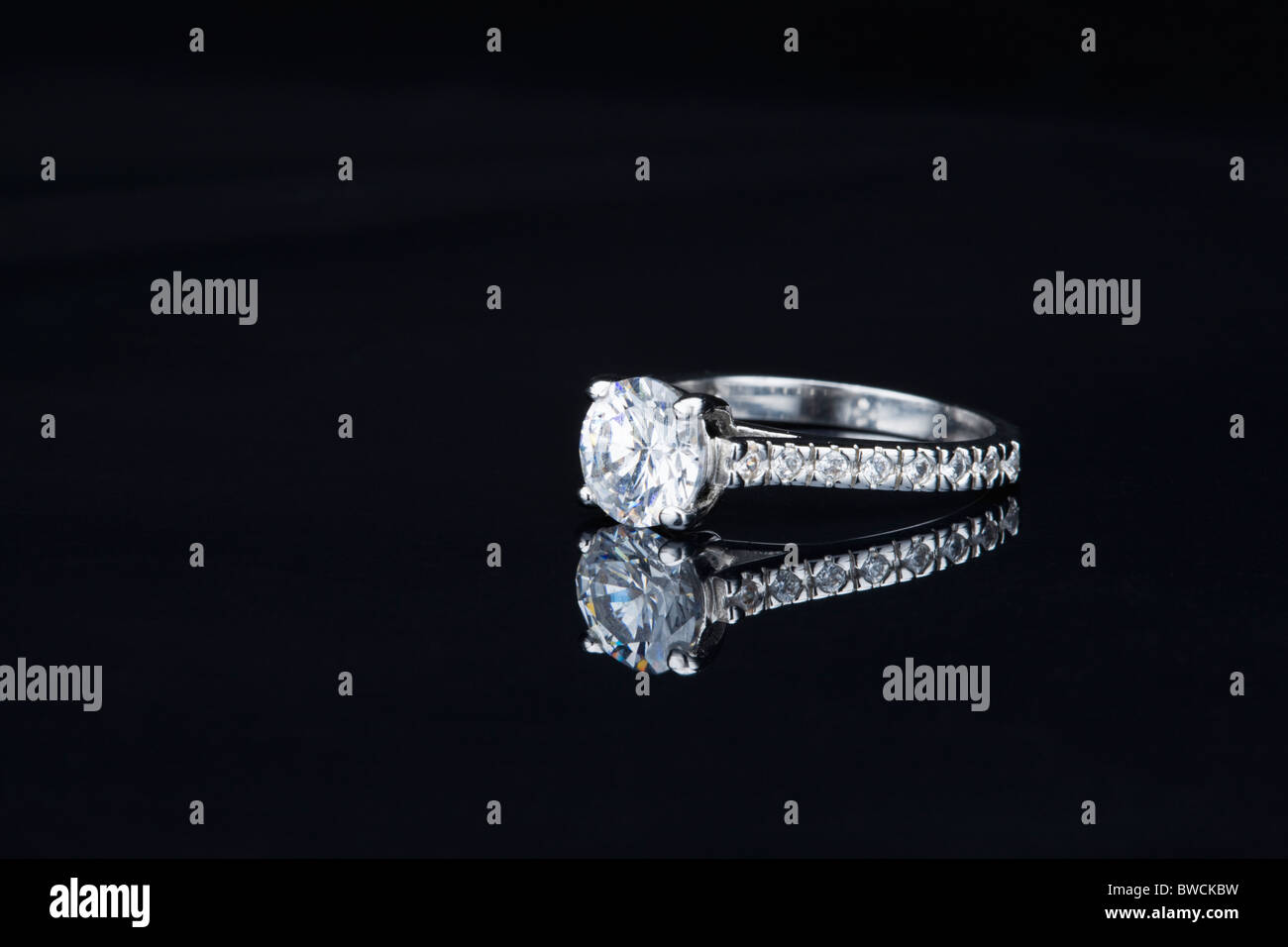 États-unis, Illinois, Metamora, anneau de diamant sur fond noir Banque D'Images
