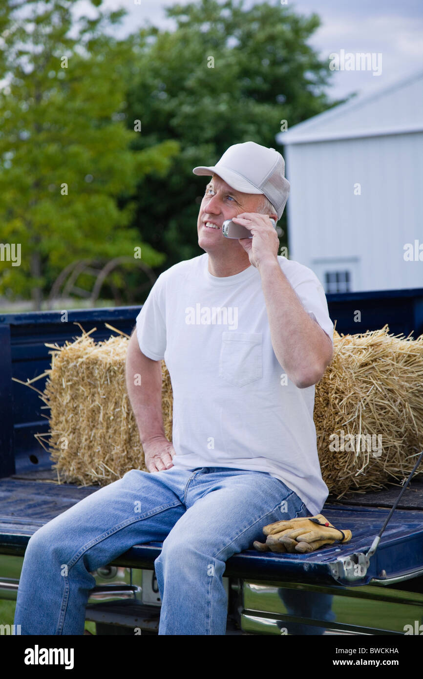 États-unis, Illinois, Metamora, agriculteur à l'aide de téléphone mobile sur chariot Banque D'Images