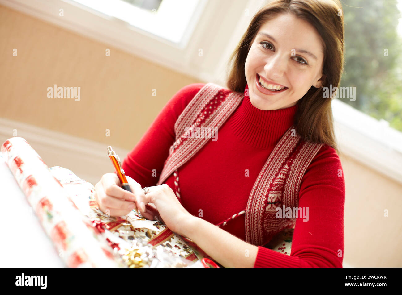 Portrait de jeune fille écrivant des cartes de Noël Banque D'Images