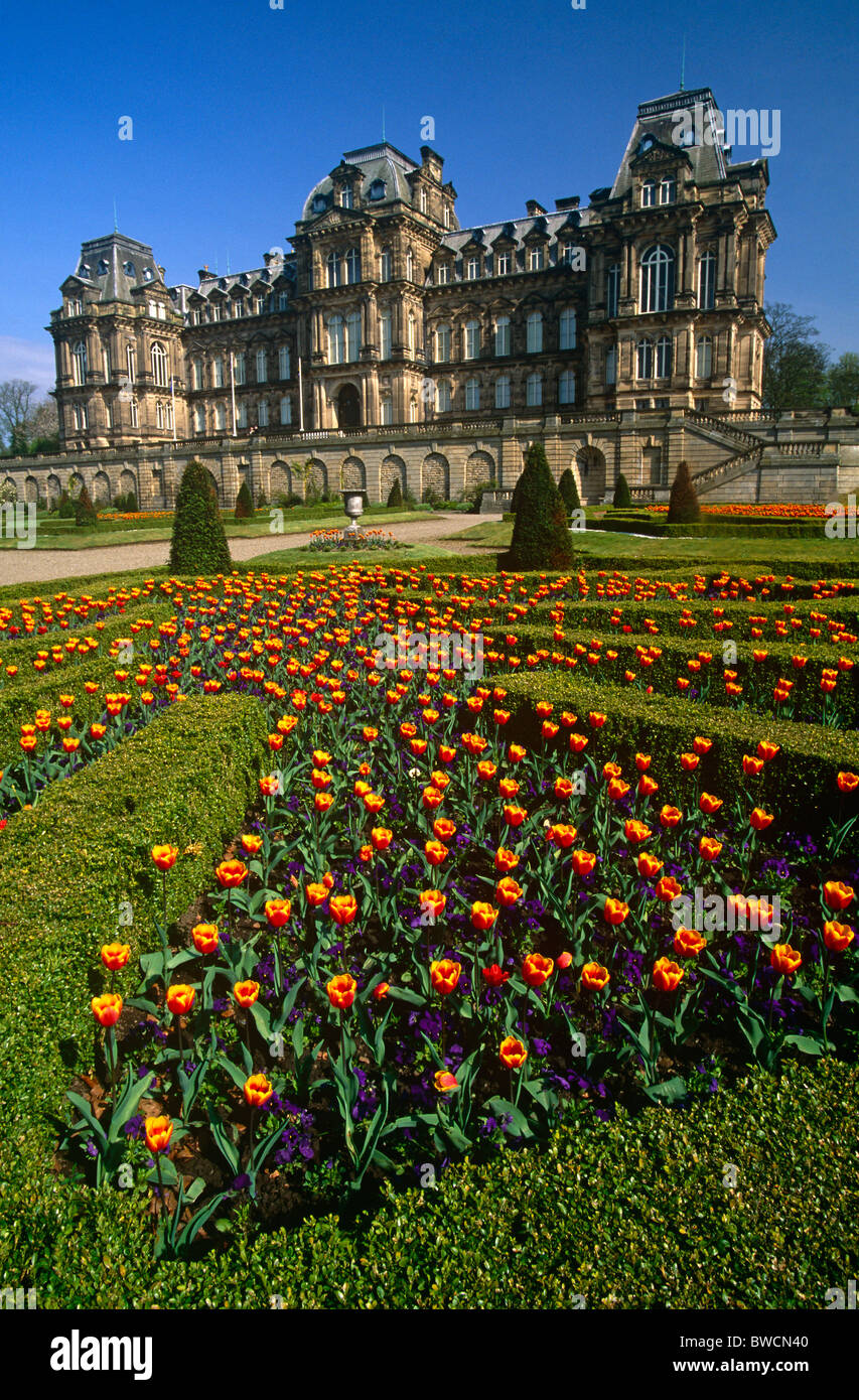 Une vue externe de l'Bowes Museum de Barnard Castle, comté de Durham Banque D'Images