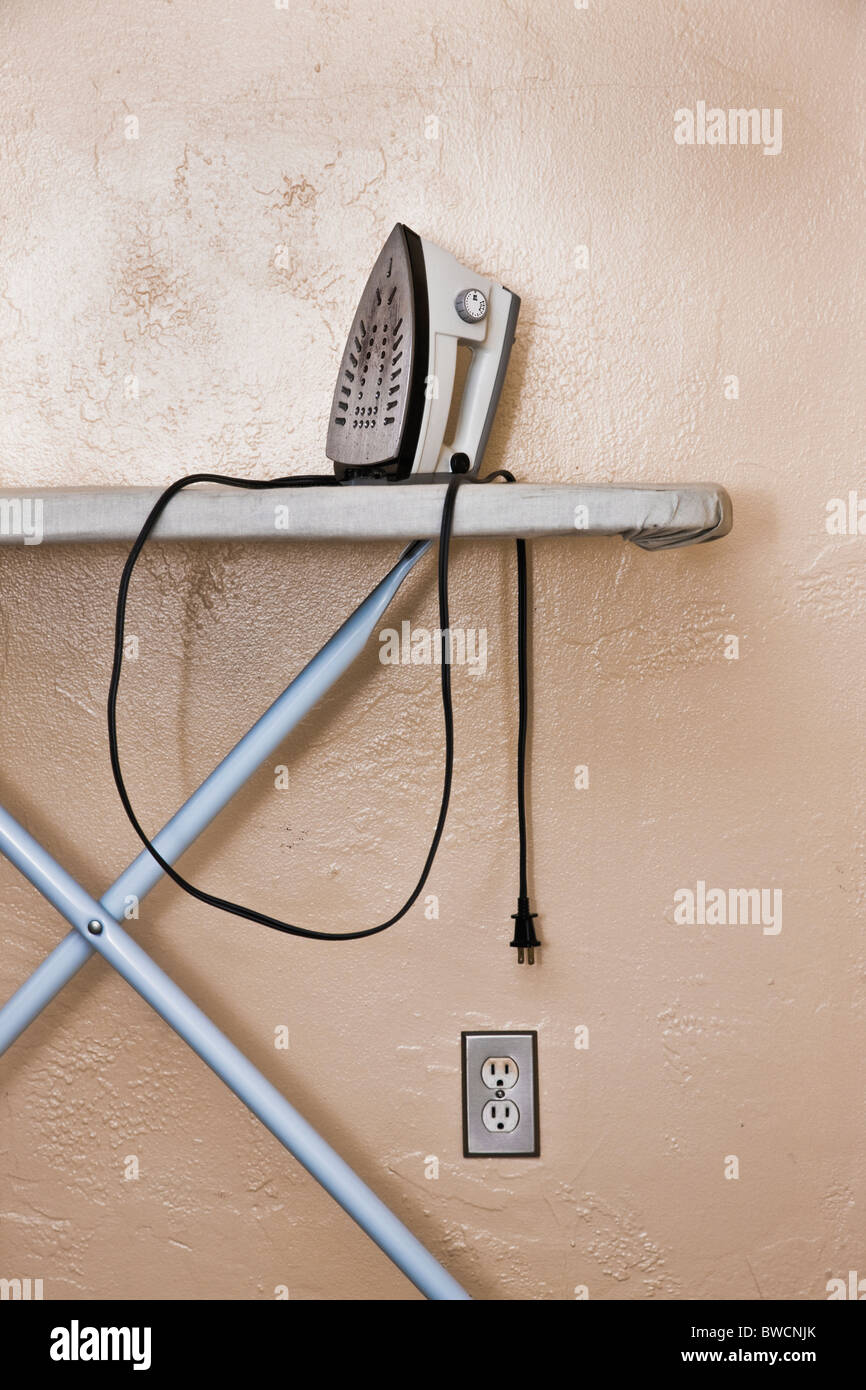 USA, Floride, Saint Pete Beach, sur le fer a repasser contre mur Banque D'Images