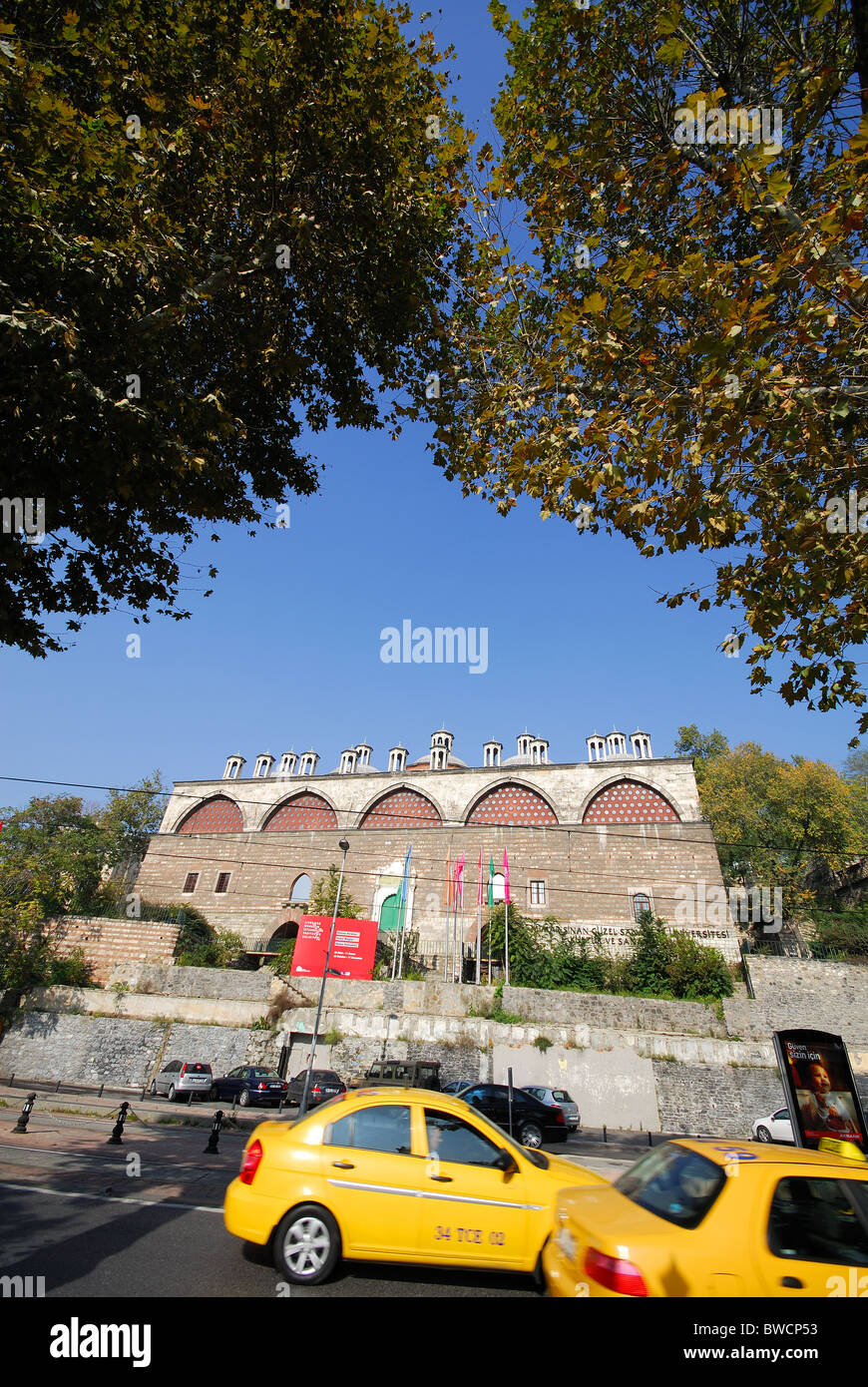 ISTANBUL, TURQUIE. Les taxis passant l'ancienne fonderie de canons ottomane, Tophane maintenant un arts et centre d'exposition. 2010. Banque D'Images