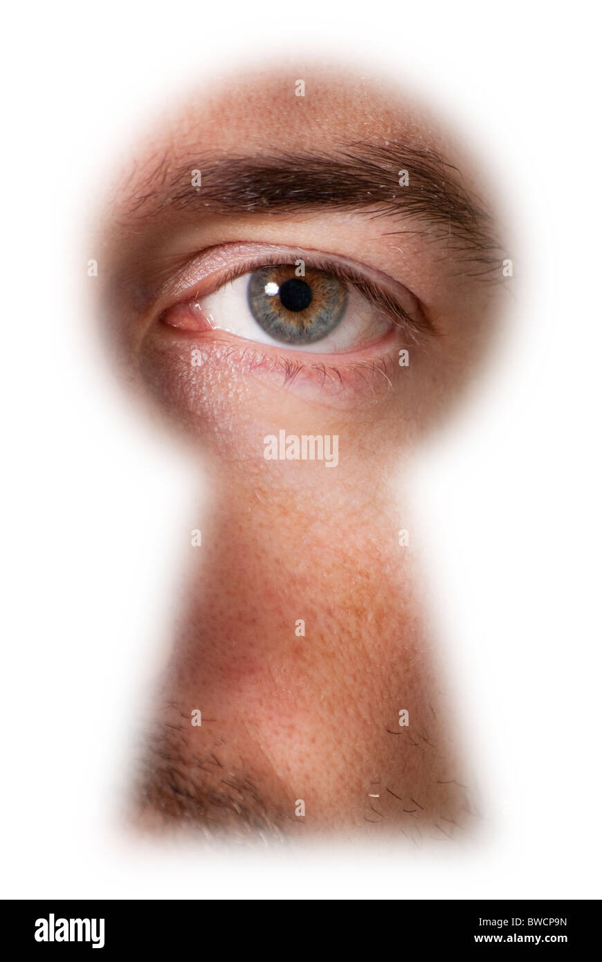 Les yeux masculins, de regarder à travers un trou de serrure floue avec  contour blanc Photo Stock - Alamy