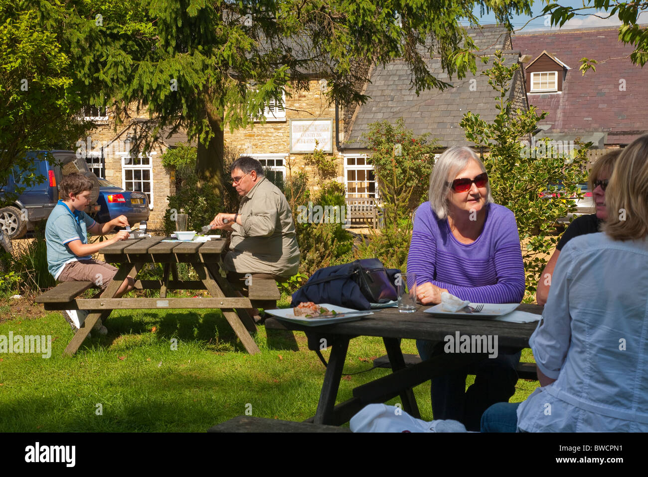 Diners en plein air à l'extérieur du bras de pinsons Hambleton, Rutland Water, en Angleterre. Banque D'Images