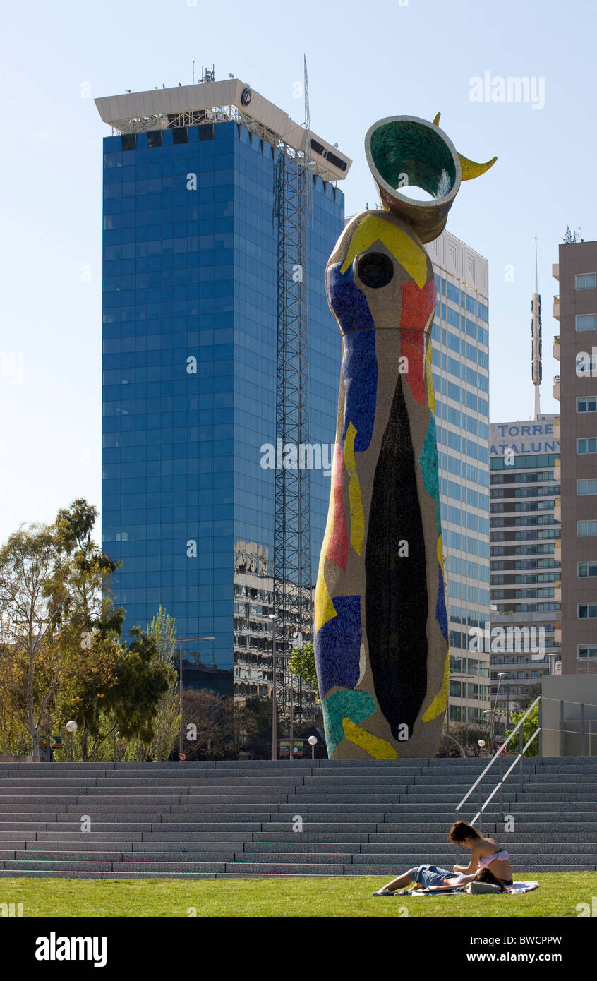 Dona i Ocell sculpture colorée dans Parc Miro, Barcelone, Espagne Banque D'Images
