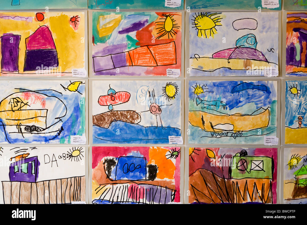 Des dessins réalisés à la maternelle par quatre, cinq et six y. o. les enfants. Hafnarfjordur, une plus grande région de Reykjavik, Islande. Banque D'Images