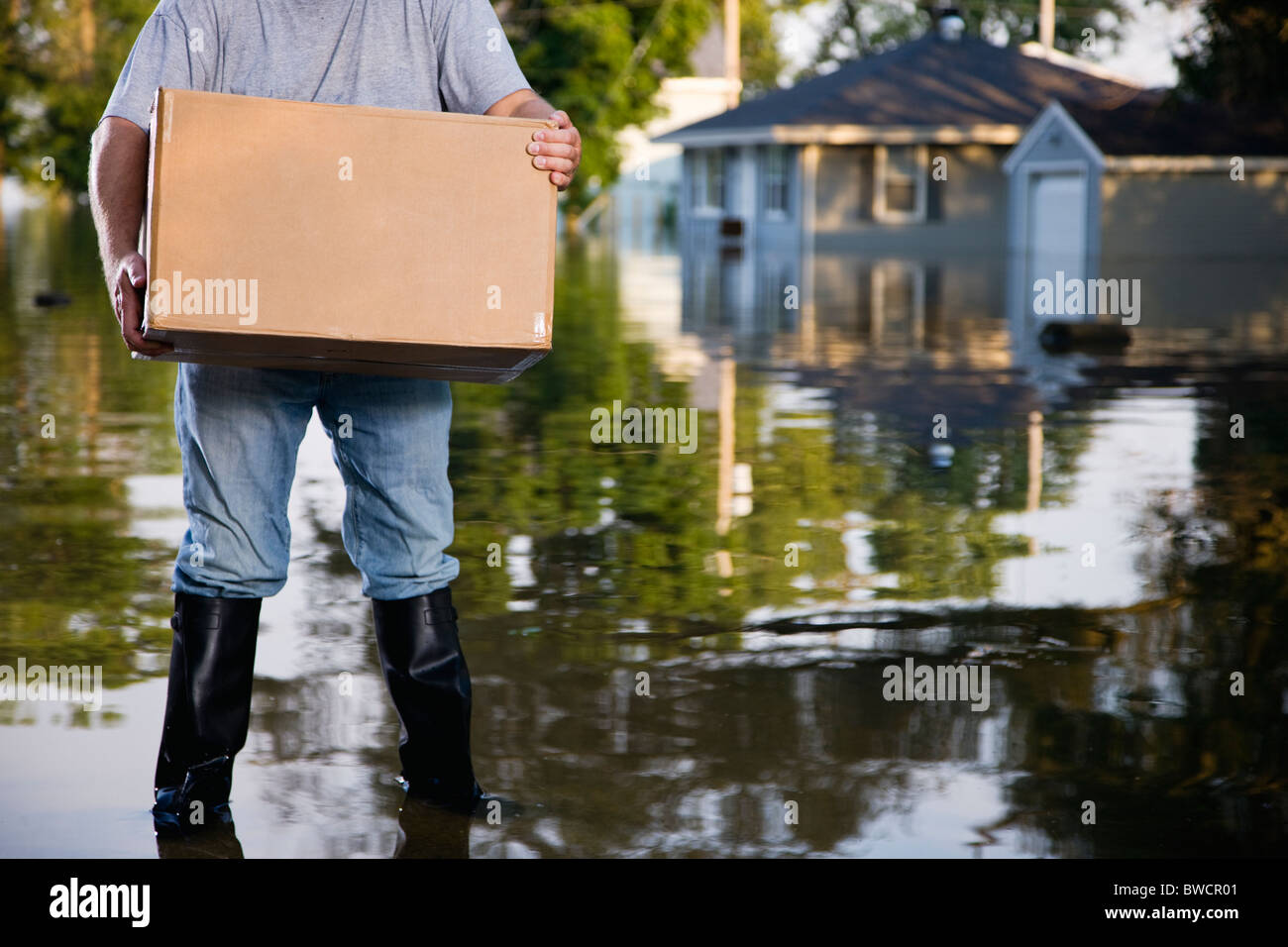 États-unis, Illinois, Chillicothe, Man holding cardboard box Banque D'Images