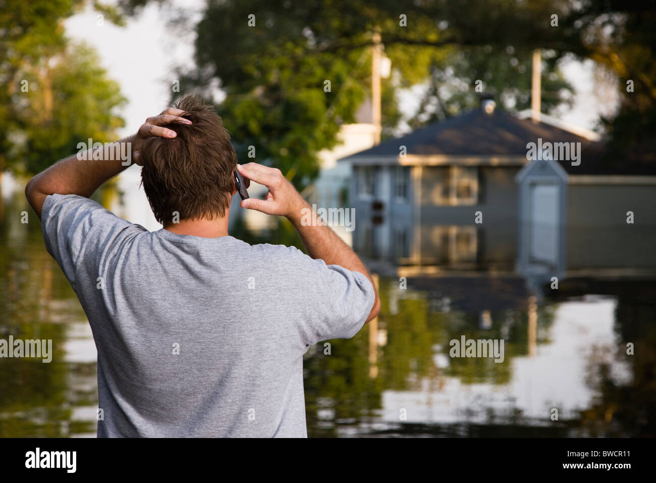 États-unis, Illinois, Chillicothe, Mid adult man talking on phone, vue arrière Banque D'Images
