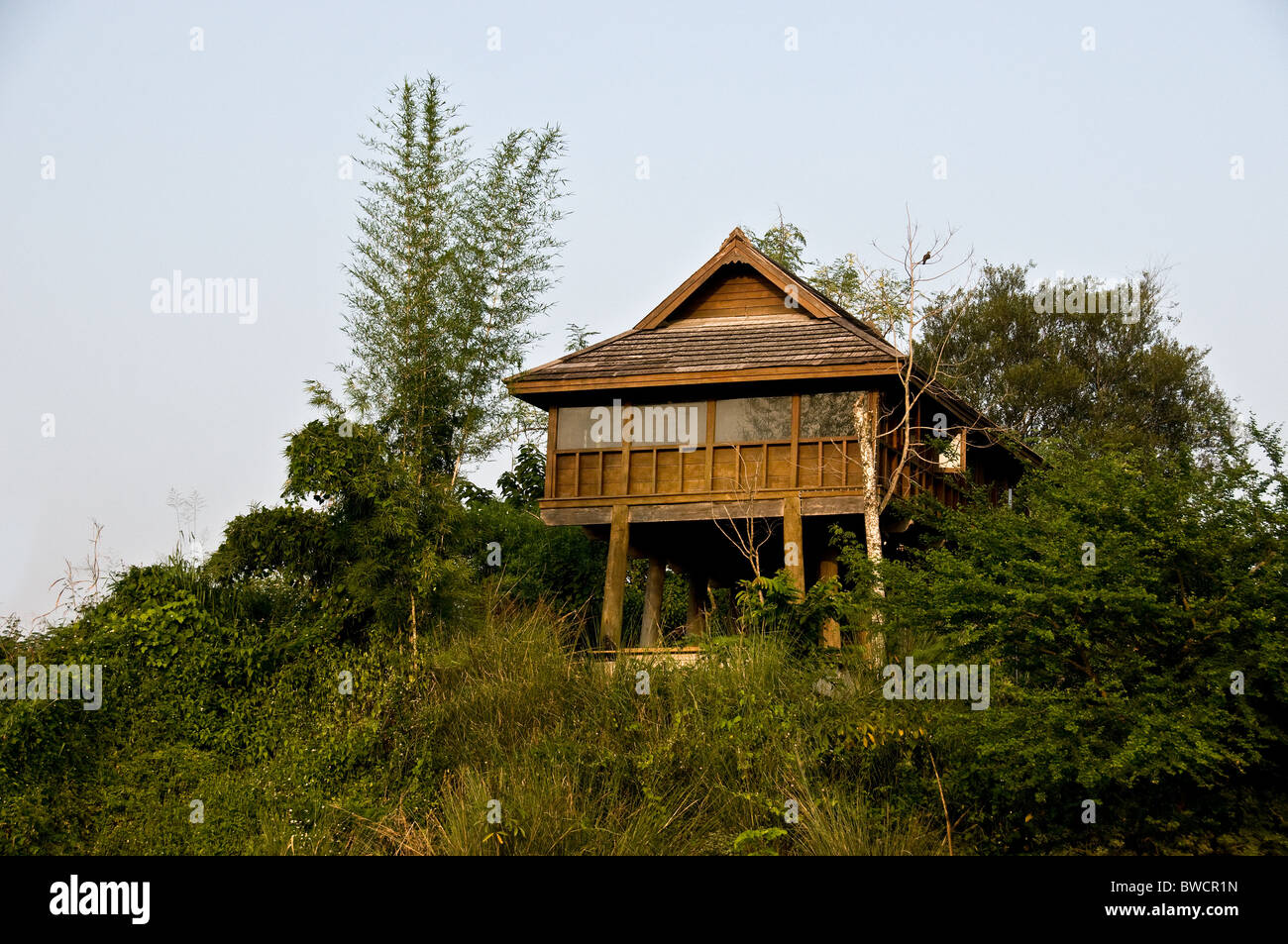 Thaïlande Maison traditionnelle - Une maison traditionnelle Thaï sur une petite colline en Thaïlande en Asie du sud-est. Banque D'Images