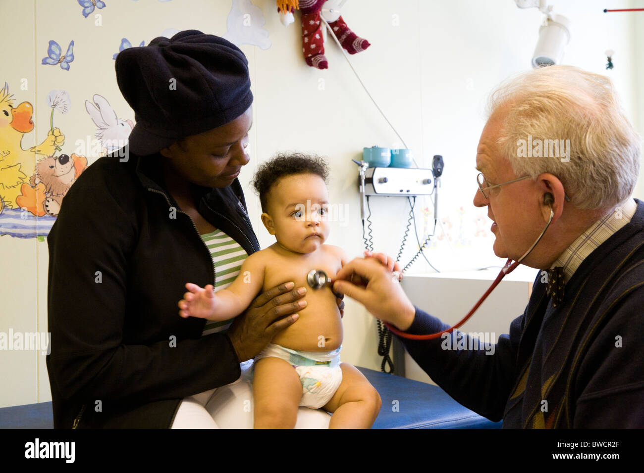 Une bonne santé, un garçon de six mois en cours d'examen dans un bureau de médecins. Banque D'Images