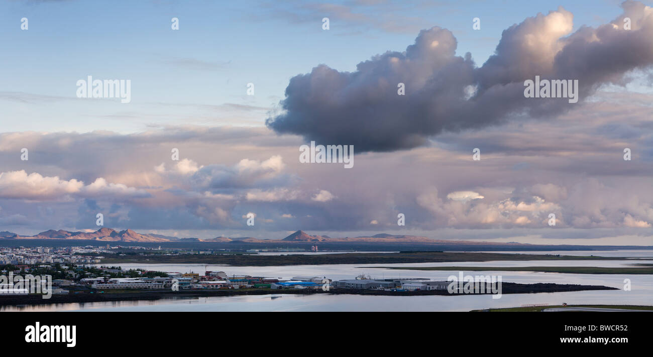 Vue de Kopavogur, Gardabaer et Hafnarfjordur, font tous partie de la grande région de Reykjavik. Vu de Reykjavik, Islande Banque D'Images