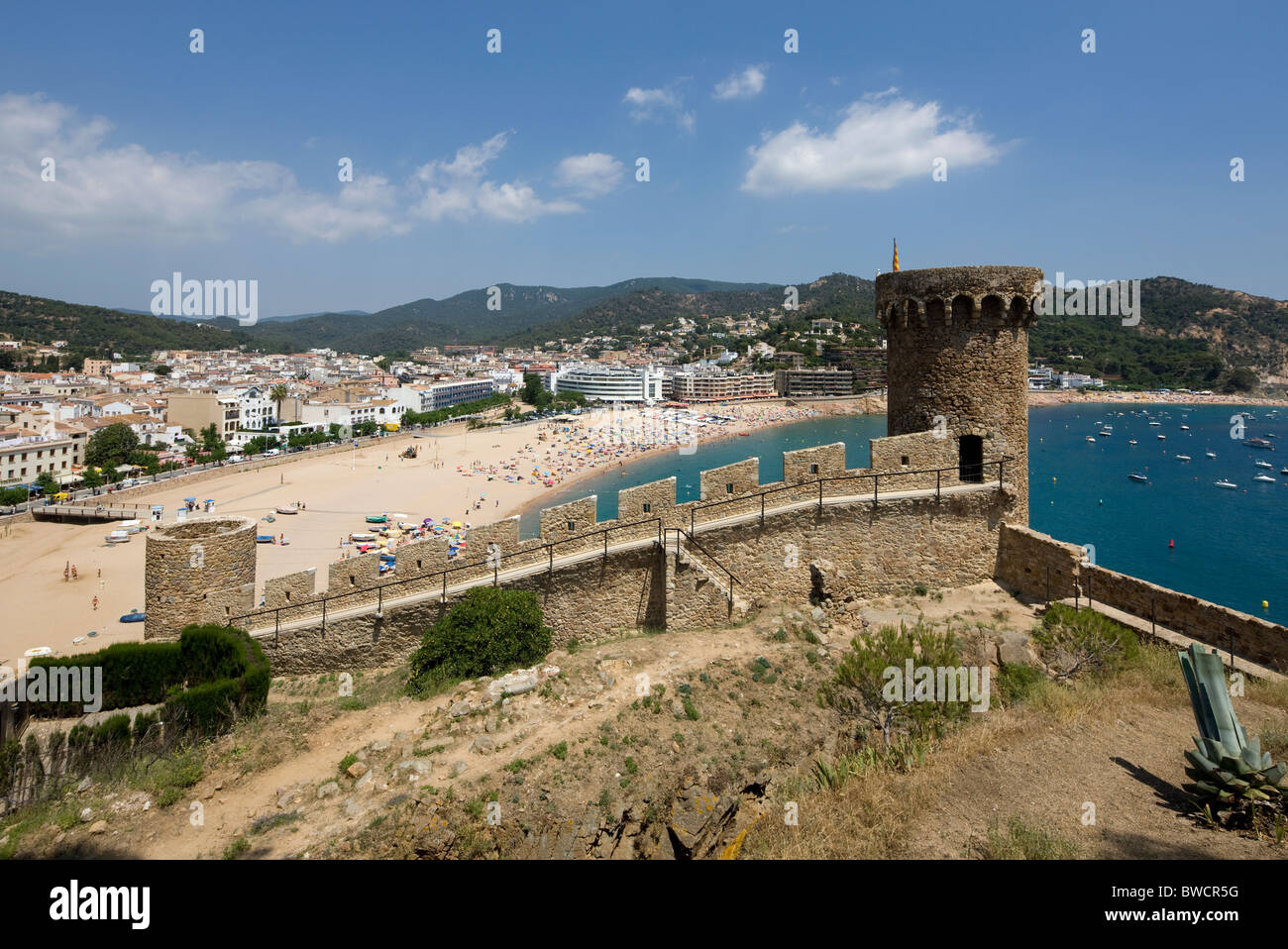 Vue sur Tossa de Mar montrant la cité médiévale fortifiée et muni de tours. Banque D'Images