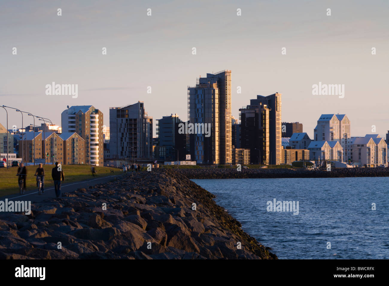 Personnes à pied et profiter du soleil de minuit. Reykjavik Islande Banque D'Images