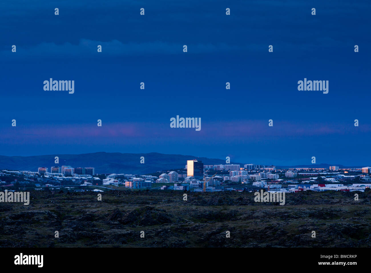 Kopavogur au crépuscule, minuit, l'Islande. Kopavogur fait partie de la grande région de Reykjavik. Banque D'Images