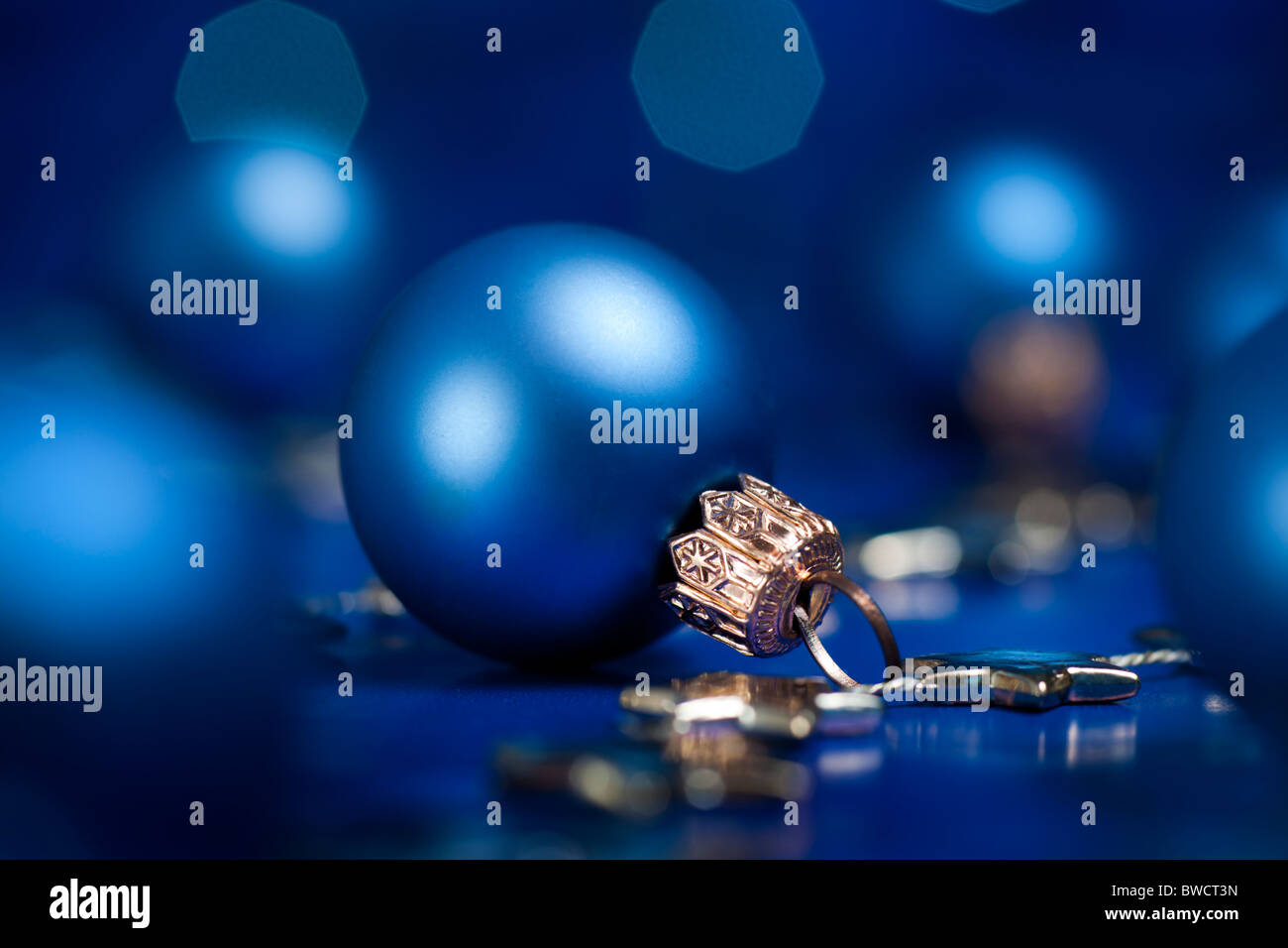 Décoration de Noël avec hochet. Selective focus on ball. aRGB. Banque D'Images