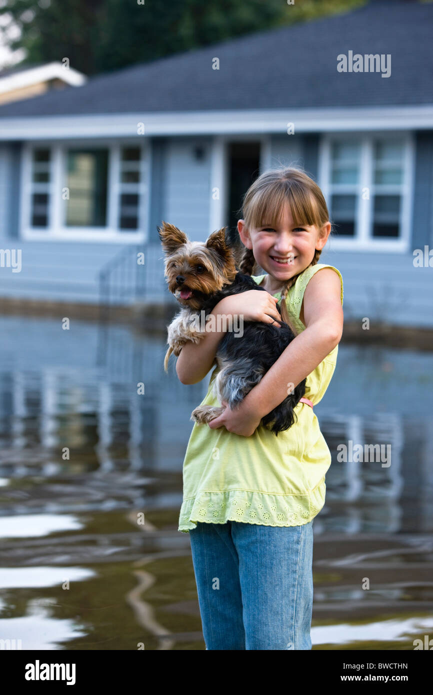 États-unis, Illinois, Chillicothe, Girl (8-9) l'exécution du Yorkshire Terrier et debout dans l'eau Banque D'Images