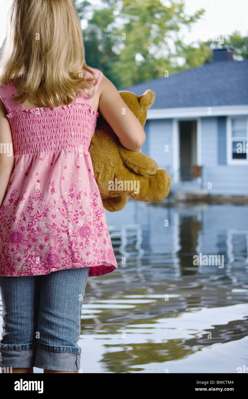 États-unis, Illinois, Chillicothe, Girl (6-7) dans l'eau et de l'exécution ours, vue arrière Banque D'Images