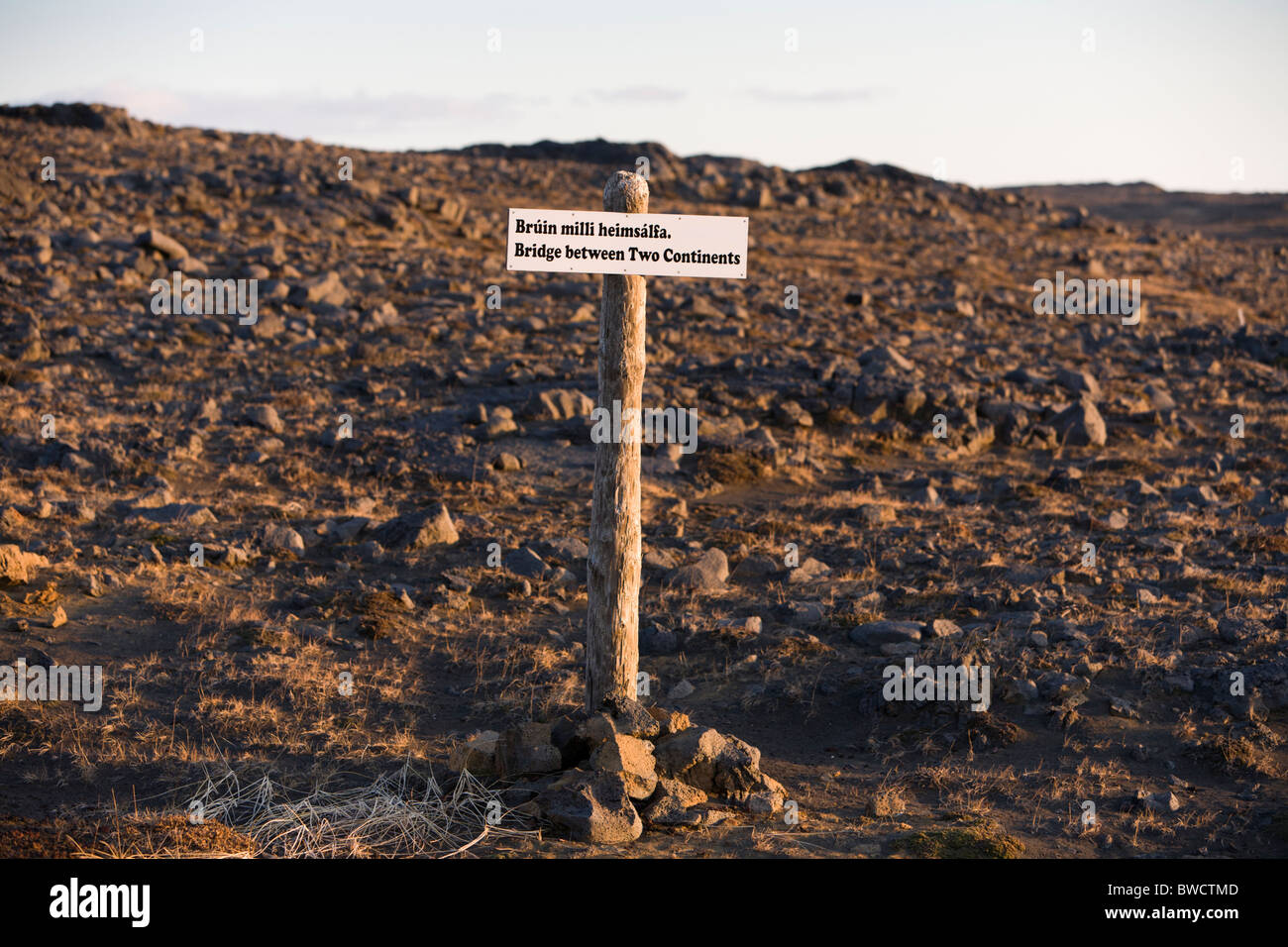 Panneau disant "pont entre deux continents", près de la ville de Hafnir, péninsule du Sud (Vidéo), l'Islande. Banque D'Images