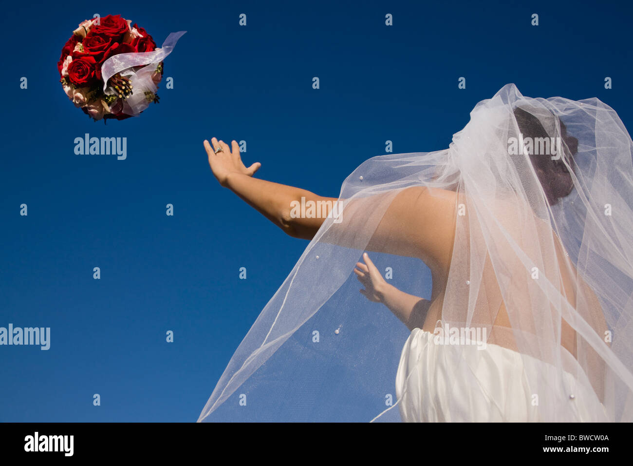 États-unis, Illinois, Metamora, mariée bouquet jetant Banque D'Images