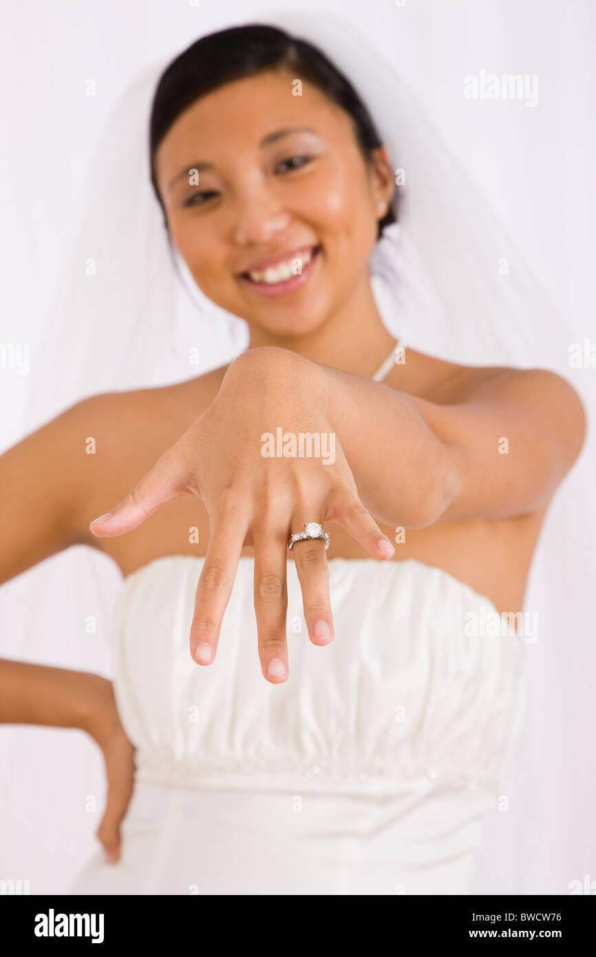 États-unis, Illinois, Metamora, portrait de Studio de mariée montrant anneau de mariage Banque D'Images