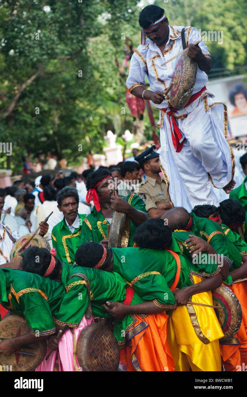 Festival des artistes de rue percussions indiennes à Sathya Sai Baba 85e anniversaire à Puttaparthi, Andhra Pradesh, Inde Banque D'Images