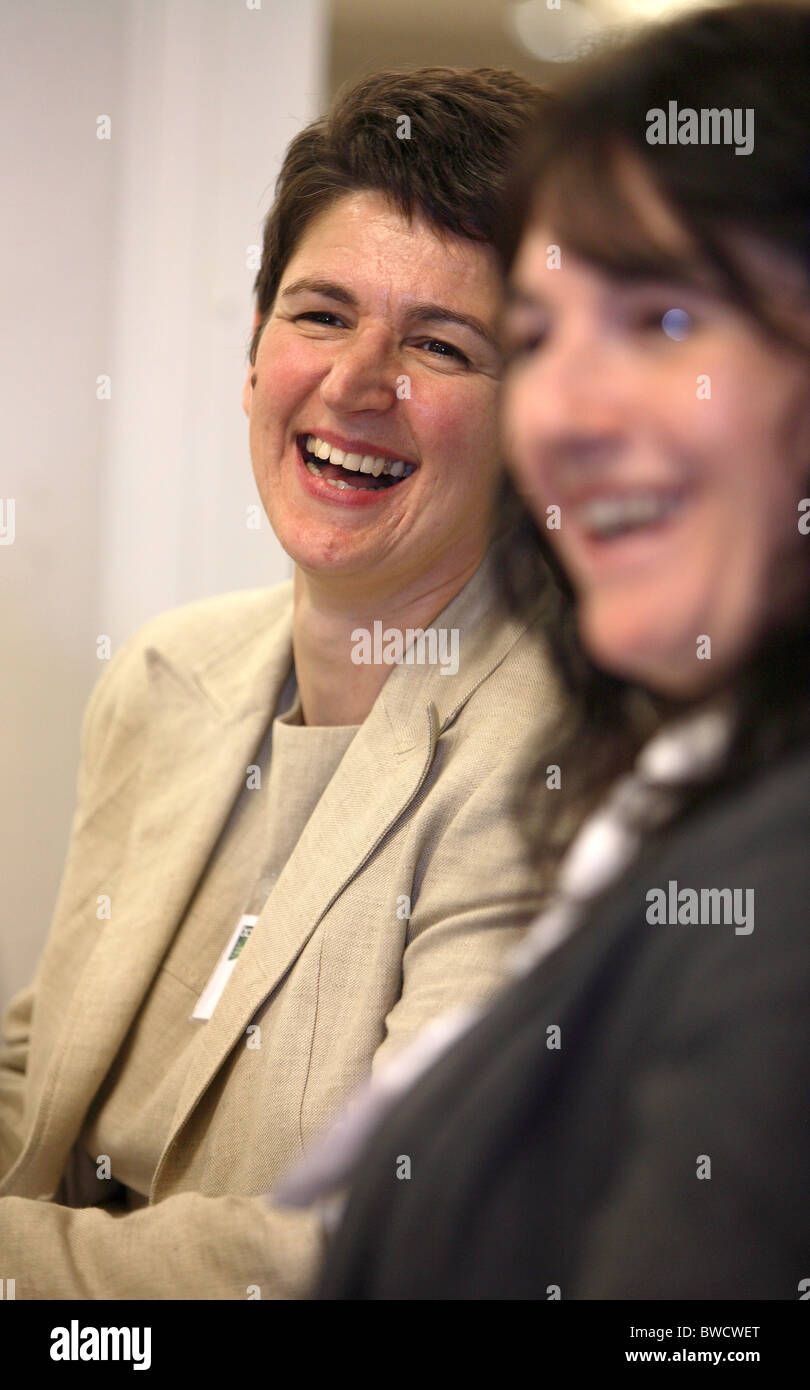 Women smiling at un événement Banque D'Images