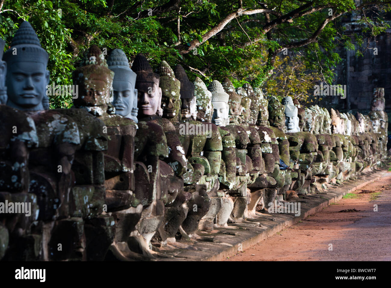 Sculptures en pierre du pont frontière au temple Angkor Thom à Angkor. Le Cambodge. Asie Banque D'Images