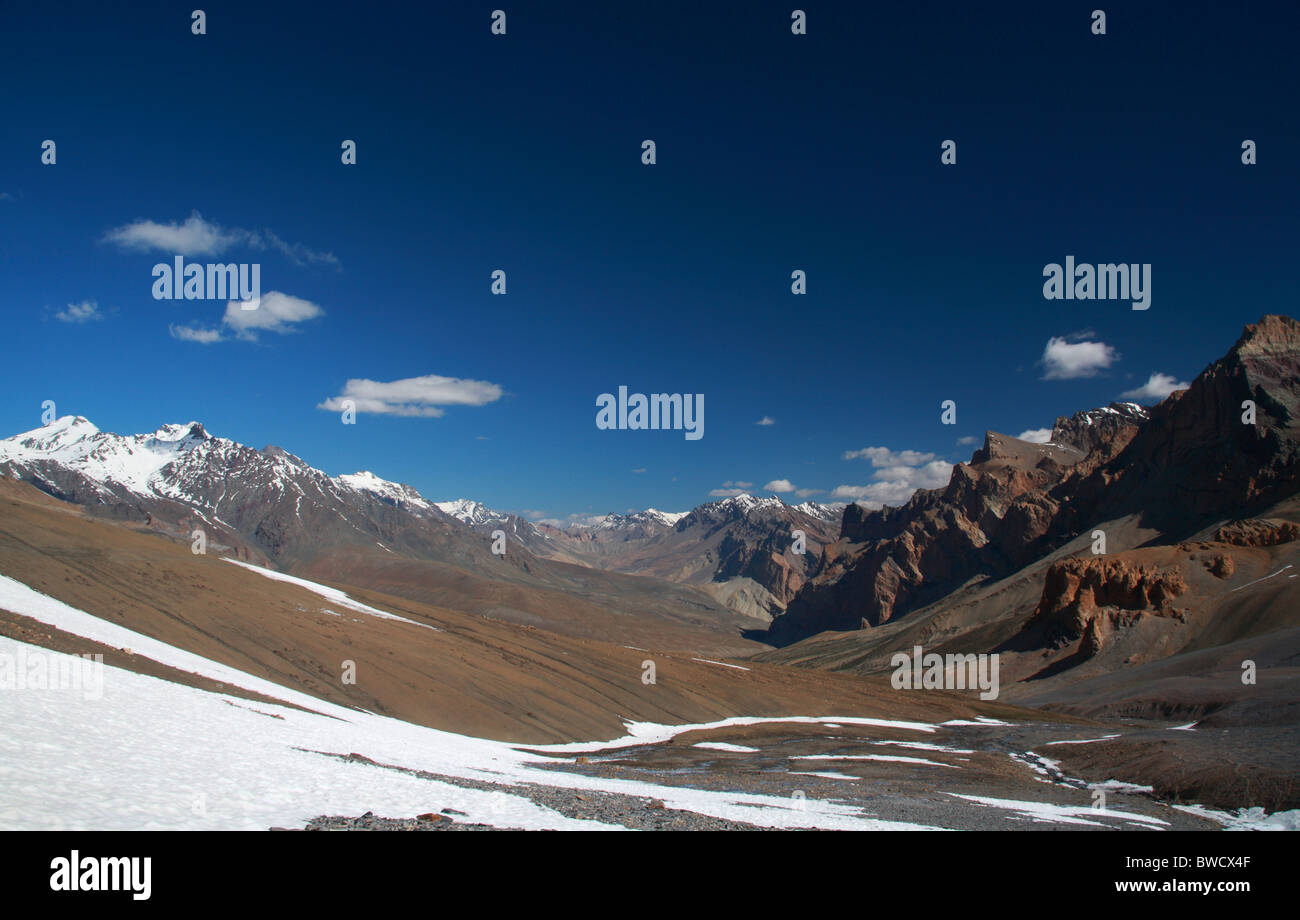 Trekking dans les montagnes de l'Himalaya Indien Banque D'Images