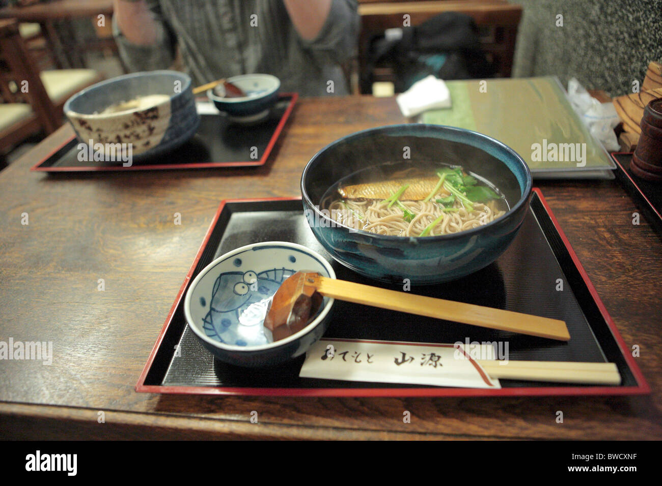 La nourriture traditionnelle, nouilles soba avec heering, Kyoto, Japon Banque D'Images