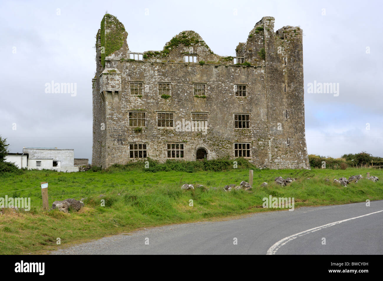 Leamaneh castle (1648), le Burren, comté de Clare, Irlande Banque D'Images