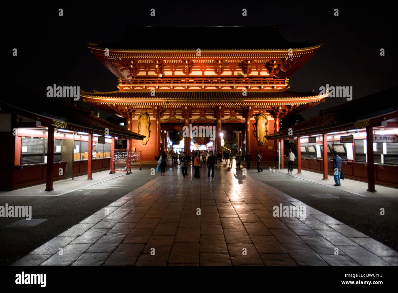 Kaminari-mon (Thunder gate) Le Temple Senso-ji par nuit, Tokyo, Japon Banque D'Images