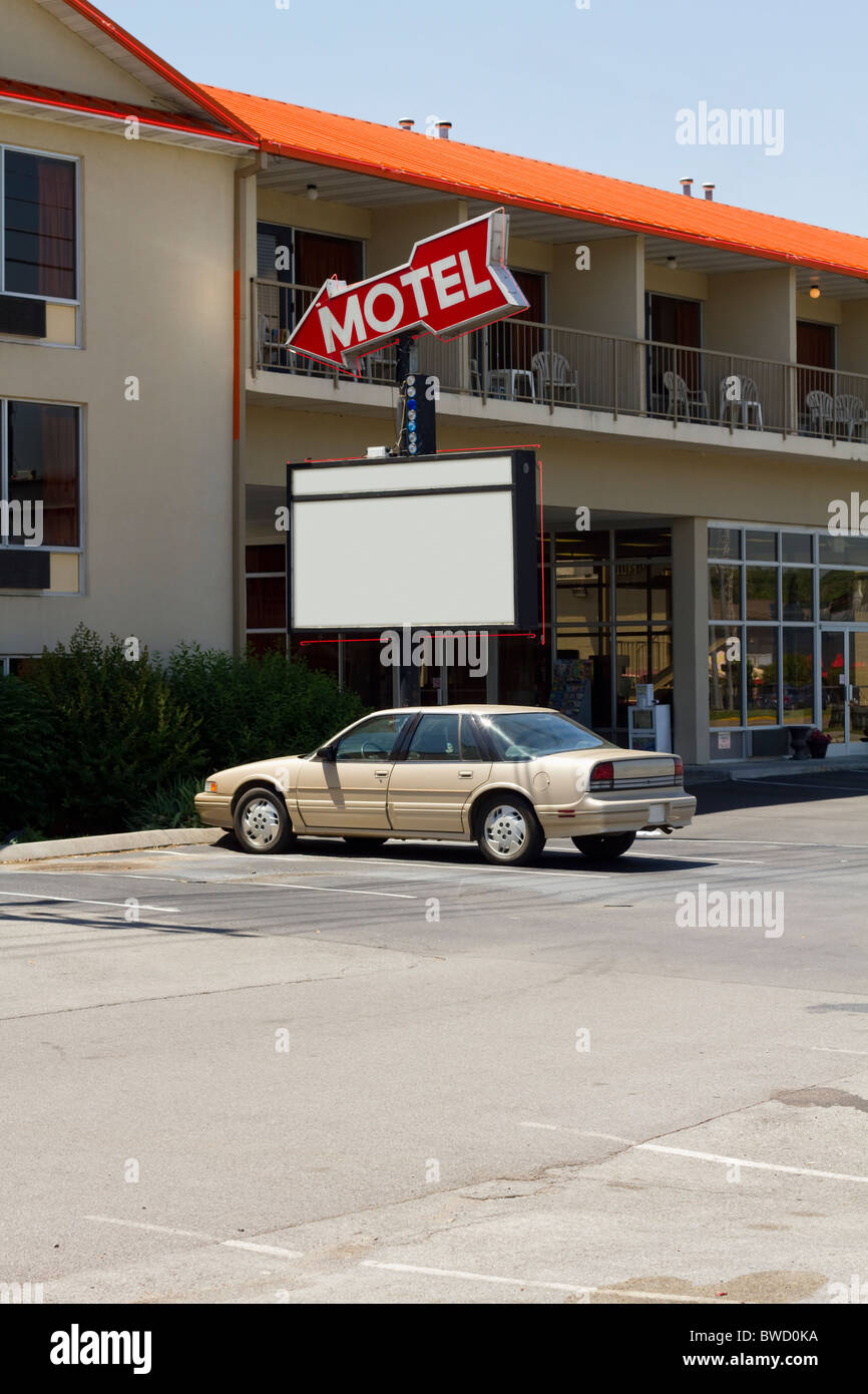 Un motel bon marché avec un vieux motel style flèche signe. Zone blanche sur le signe pour le texte. Copie de l'espace a été laissé pour copier en bas. Banque D'Images