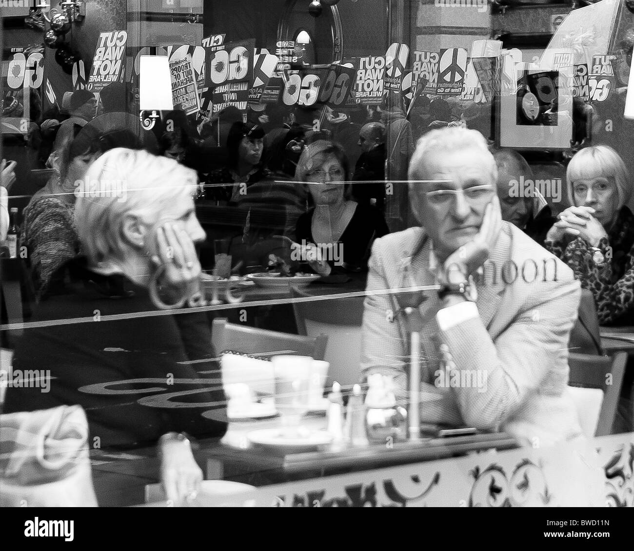 20/11/2010 Un couple s'asseoir dans un café à Piccadilly, regardant la Coalition contre la guerre depuis mars Banque D'Images