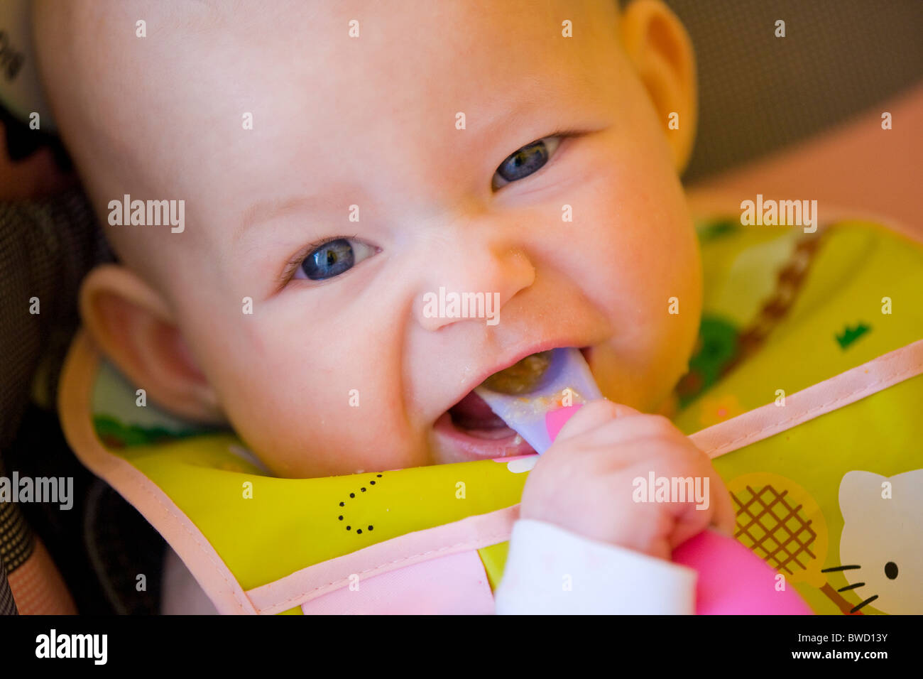 Portrait de bébé manger Banque D'Images