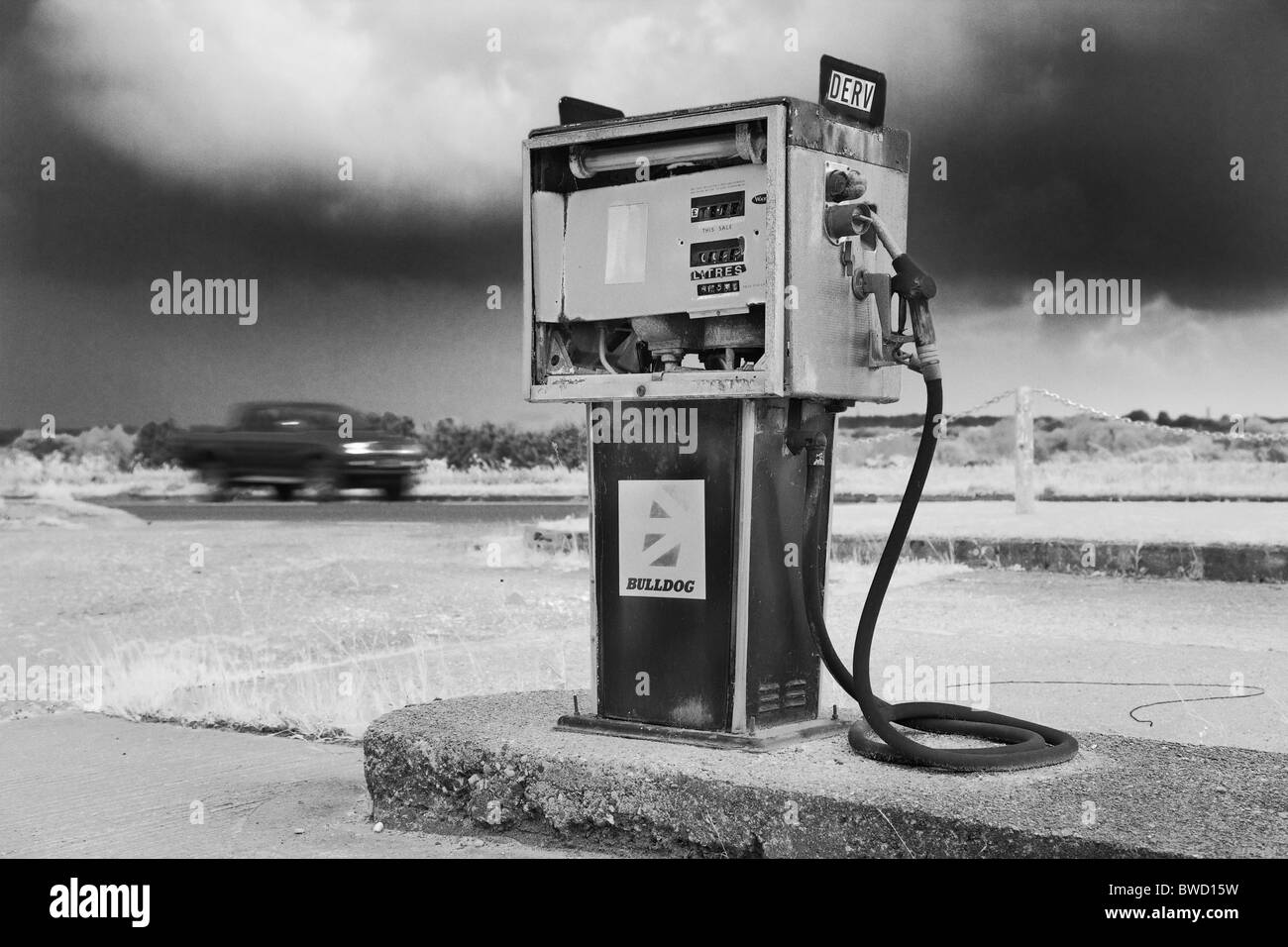 Station de carburant à l'abandon, noir et blanc Banque D'Images