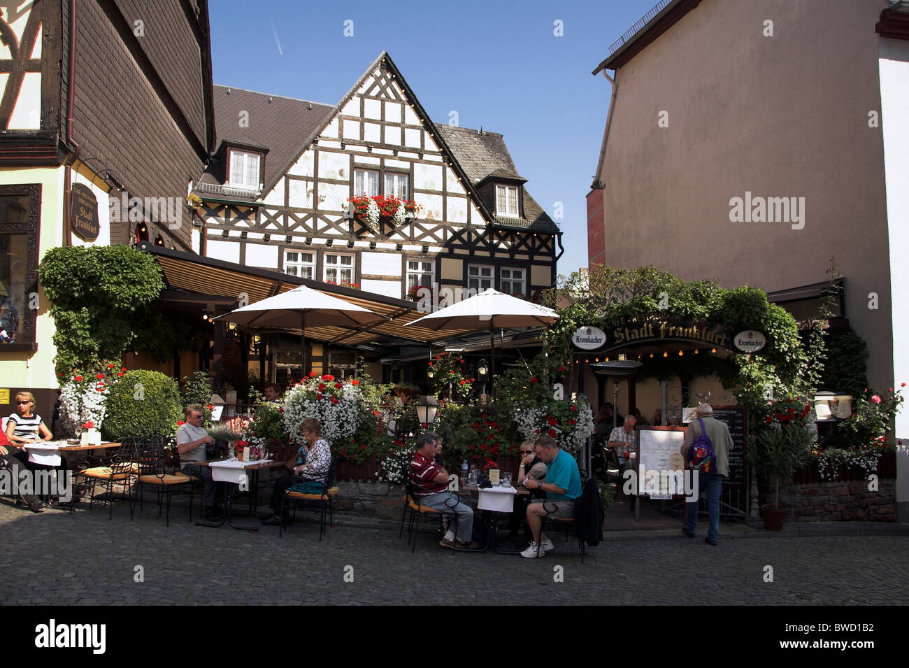 Les touristes à la terrasse d'un café à l'extérieur d'une taverne, Rudesheim, Allemagne Banque D'Images