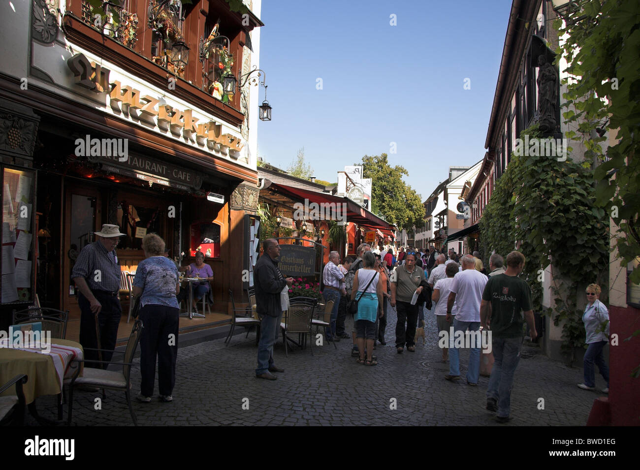 Rue animée pleine de touristes, Oberstrasse, Vieille Ville, Rudesheim, Allemagne Banque D'Images