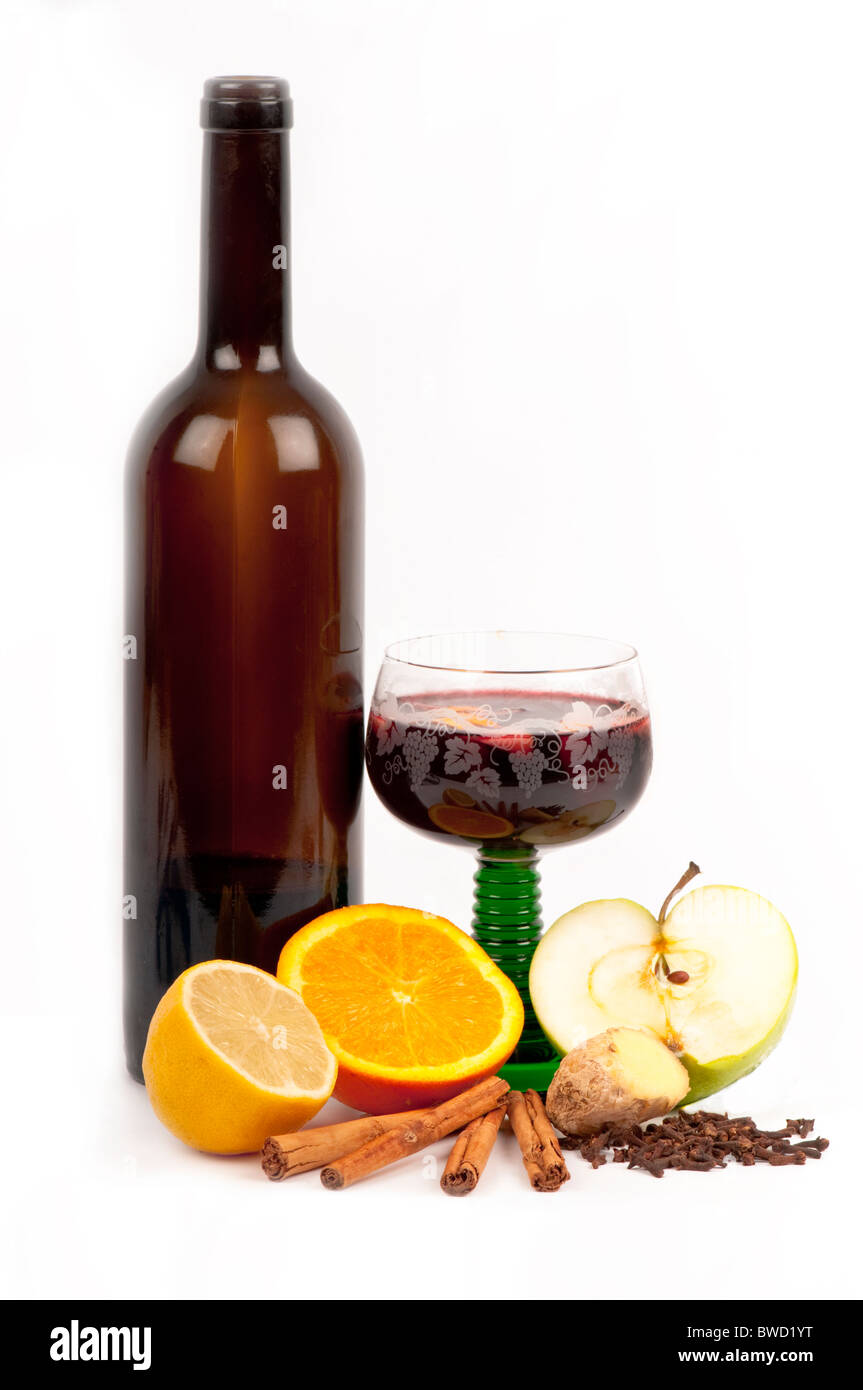 Vin chaud dans un verre entouré par les ingrédients : orange, citron, cannelle, girofle, gingembre, apple. Sur blanc. Banque D'Images