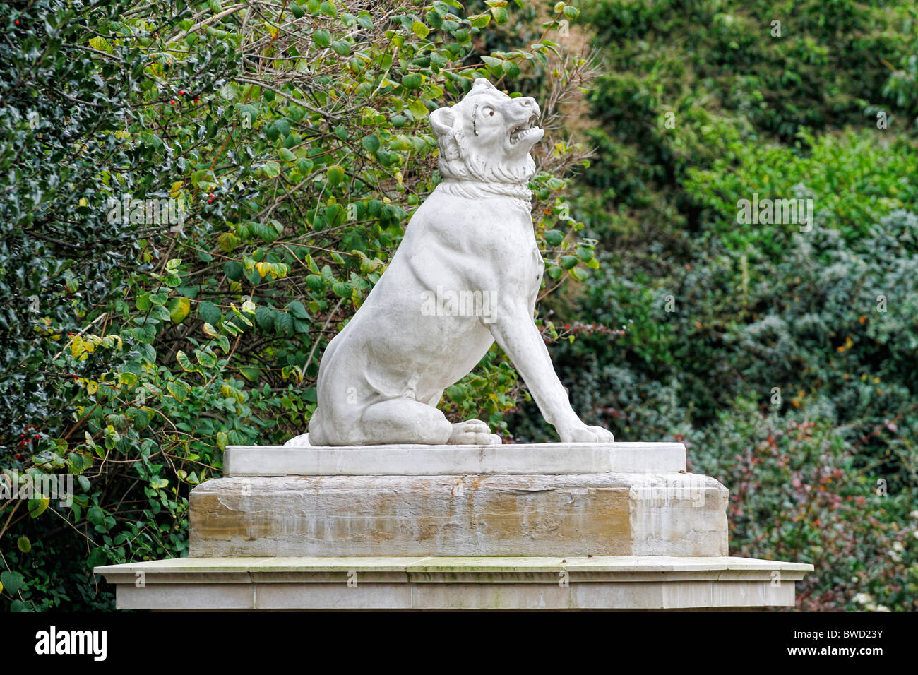 Les chiens de la statue d'Alcibiade, Victoria Park, London, England Banque D'Images