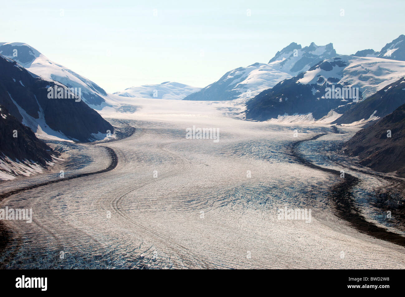 Glacier Salmon, le sud de l'Alaska. Les l'écoulement entre deux grandes montagnes Banque D'Images