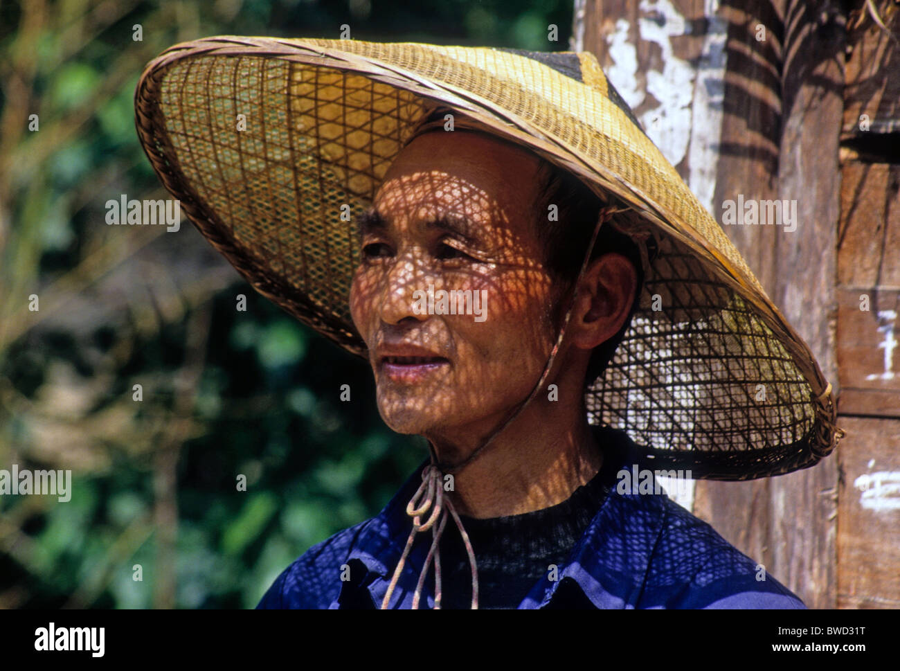 Dans l'homme paysan chapeau conique, Guizhou, Chine Photo Stock - Alamy