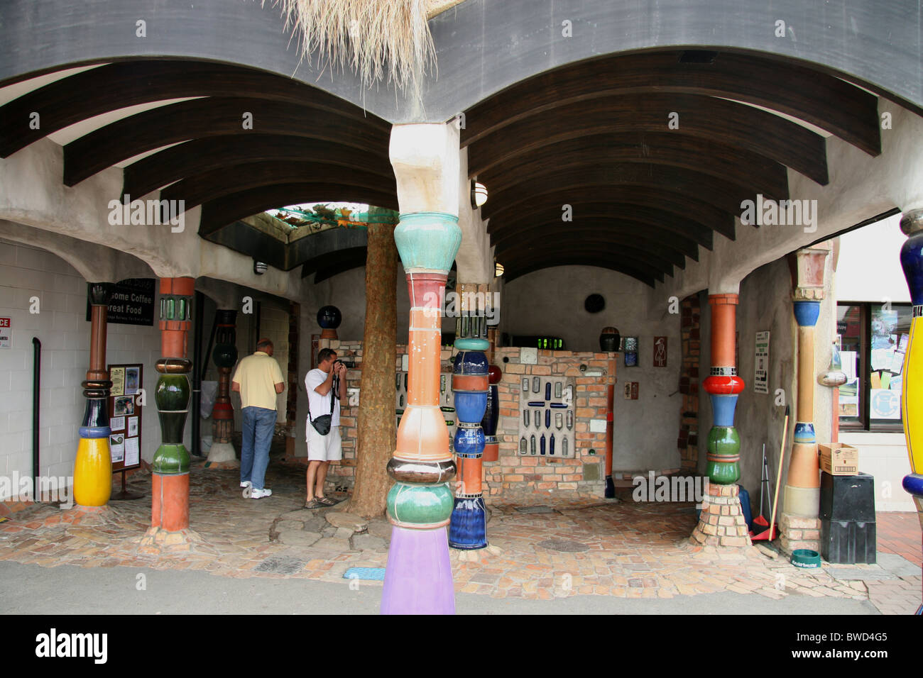 La NOUVELLE ZELANDE Kawakawa Hundertwasser's wc Mosaïque Baie des Îles Île du Nord Banque D'Images