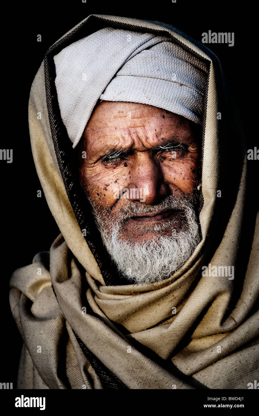 Old Indian man portrait enveloppé dans une couverture, de l'Andhra Pradesh, Inde Banque D'Images