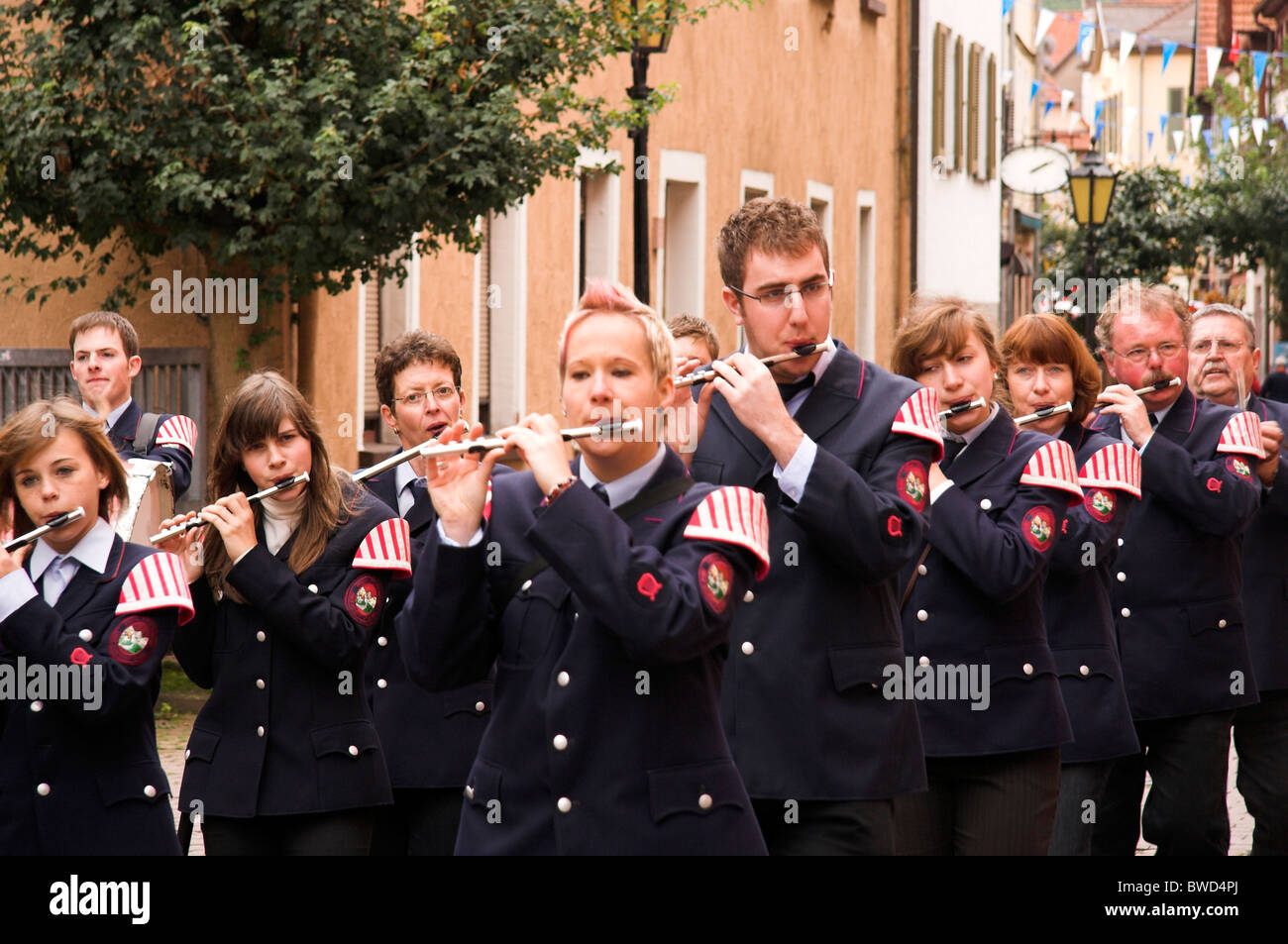 Musiciens en uniforme, street parade, célébrations jubilaires, Eberbach, Allemagne Banque D'Images