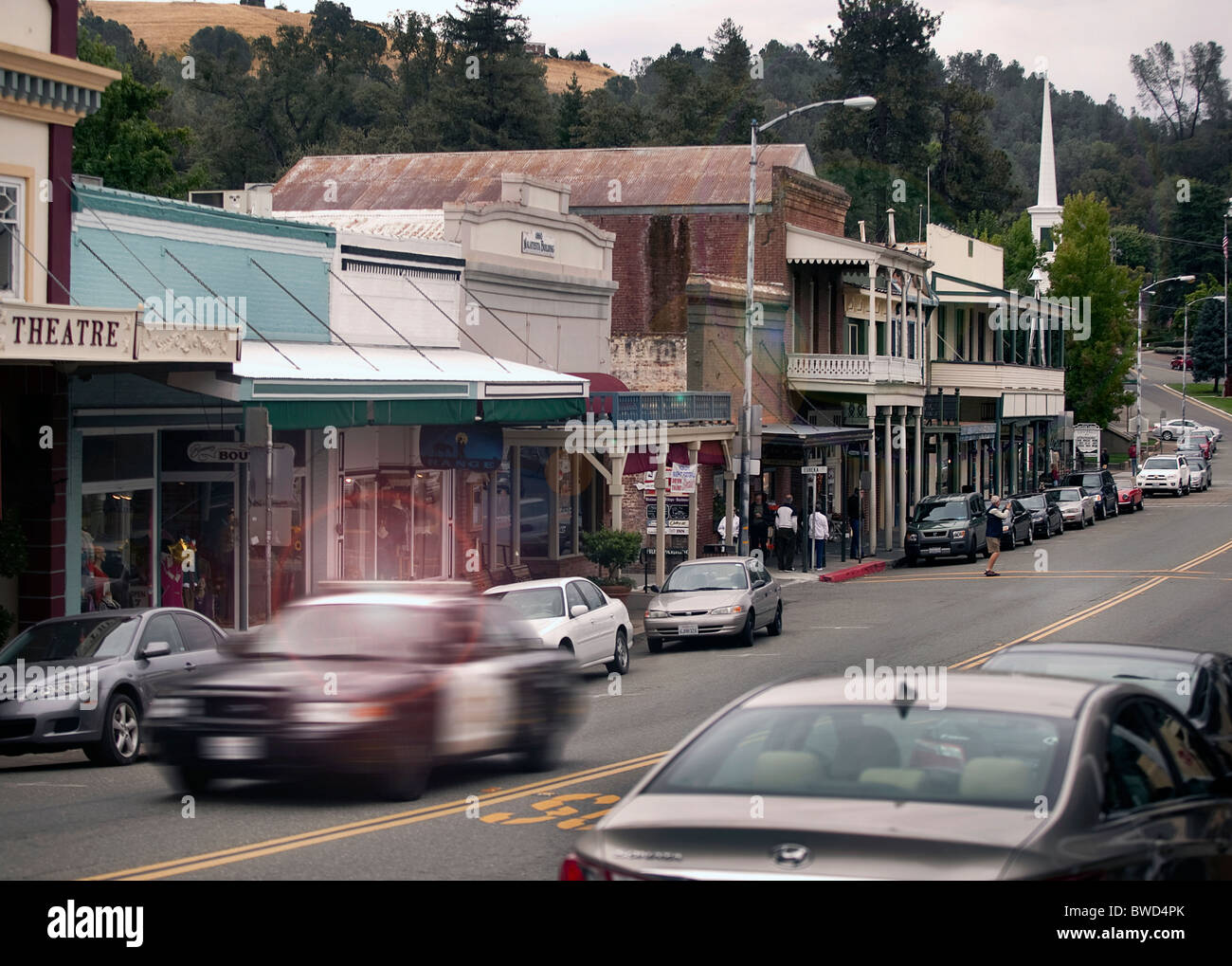 La Patrouille routière californien cruiser vitesse dans Sutter Creek CA USA Banque D'Images