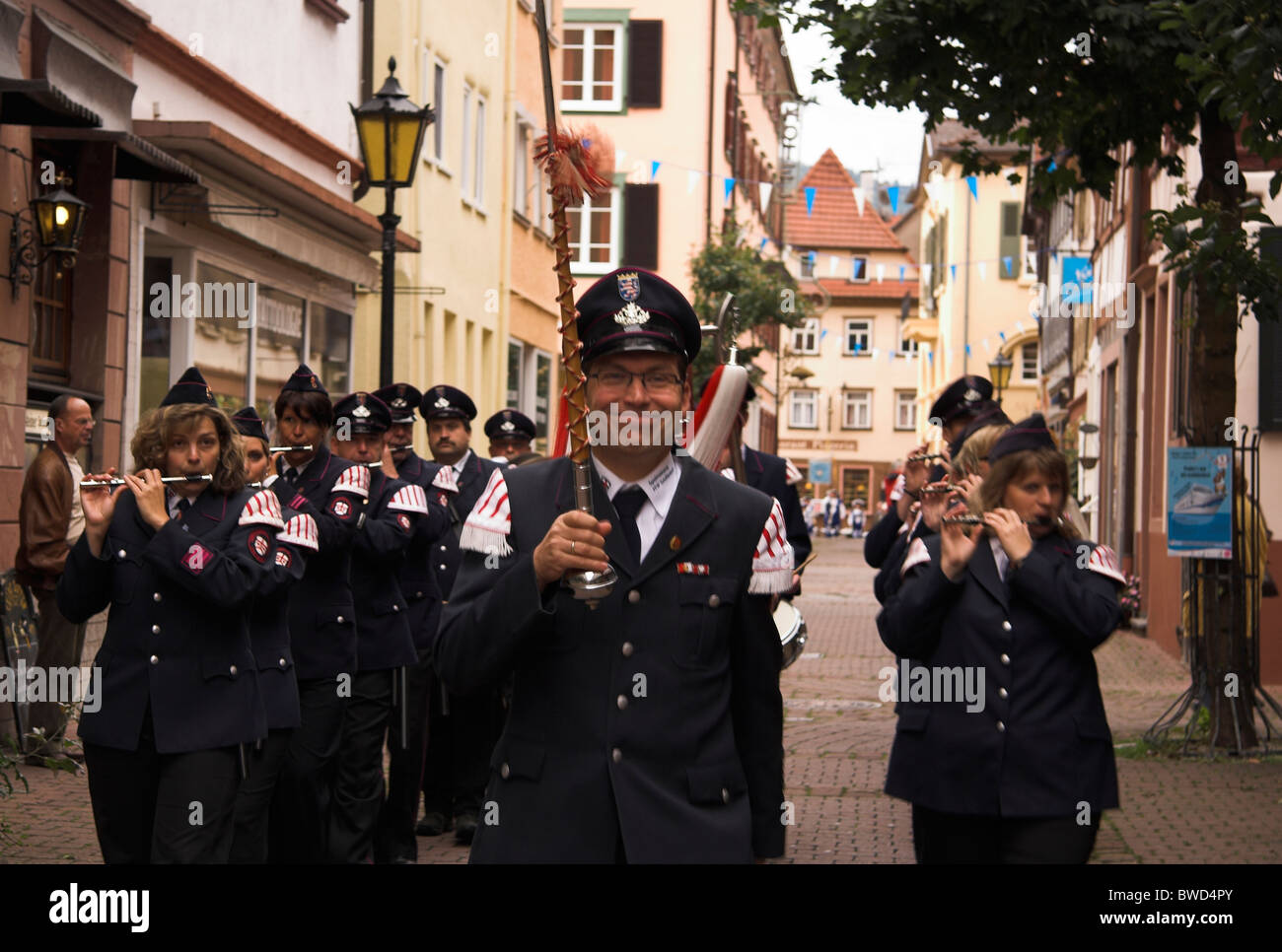 Porte-étendard, musiciens en uniforme, street parade, célébrations jubilaires, Eberbach, Allemagne Banque D'Images