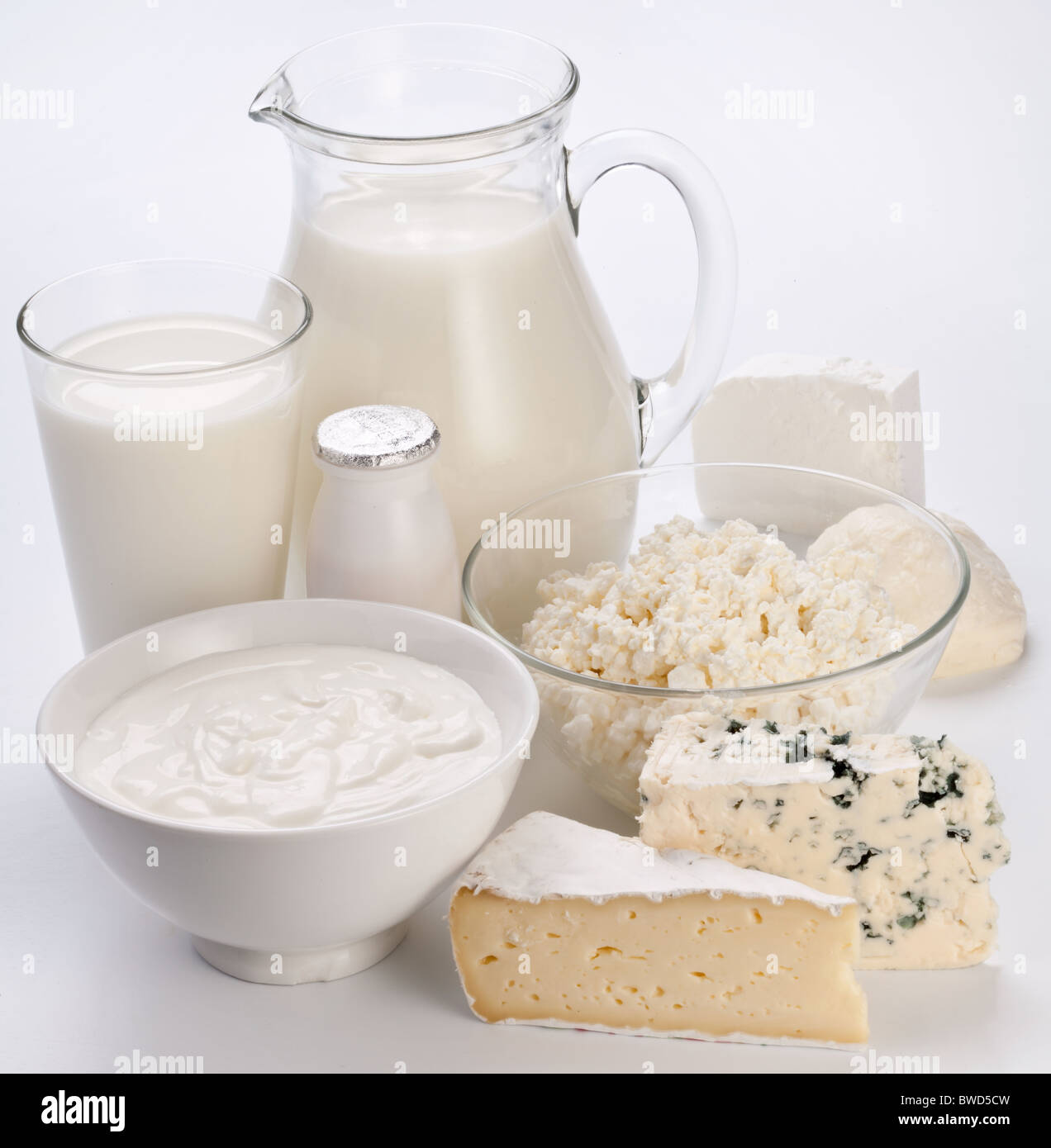 Différents produits laitiers : fromage, crème, lait, yaourt. Sur un fond blanc. Banque D'Images