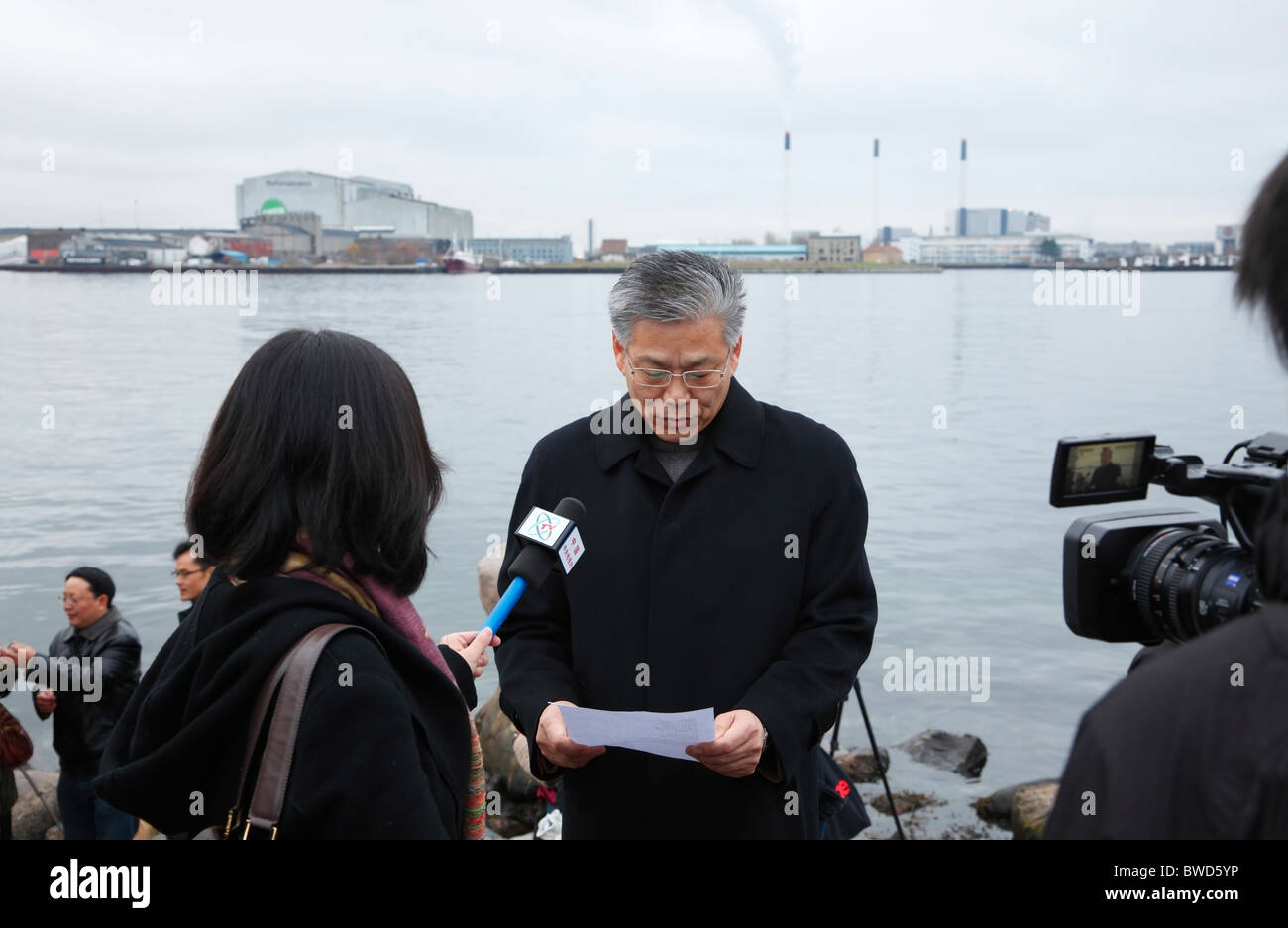 L'ambassadeur de Chine Danemark S.E. Xie Hangsheng est la lecture de son poème sur le retour de la petite sirène de Copenhague. Banque D'Images